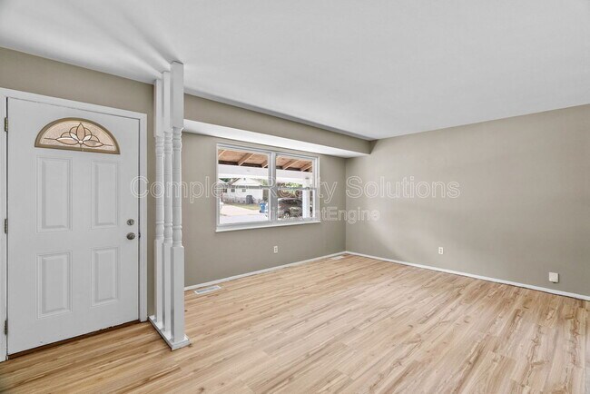 Foto del edificio - 561 Golfwood Dr