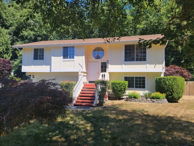 Building Photo - Bright and Beautiful 4 bed in convenient C...