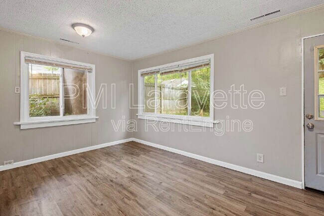 Foto del edificio - 2229 Roselawn Ave