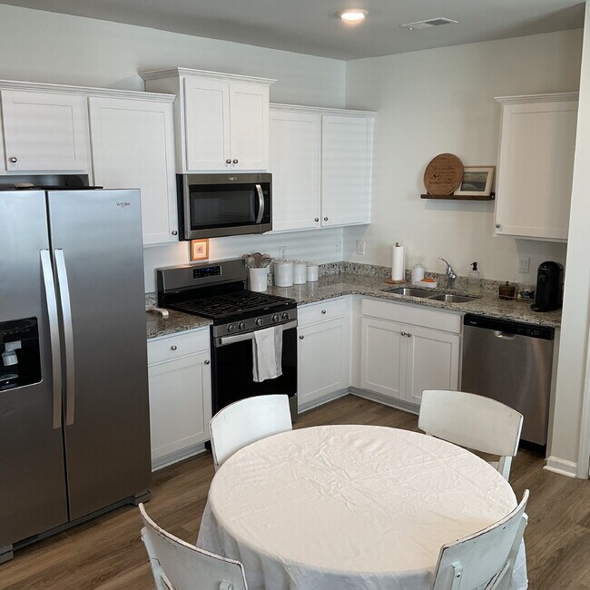 Foto del edificio - PRICE DROP!! Coming Soon!! Resort-Style Living Near Beaufort & Bluffton | Pool, Fitness Center & ...