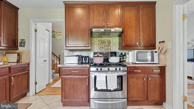 Building Photo - 9912 Pomona Dr
