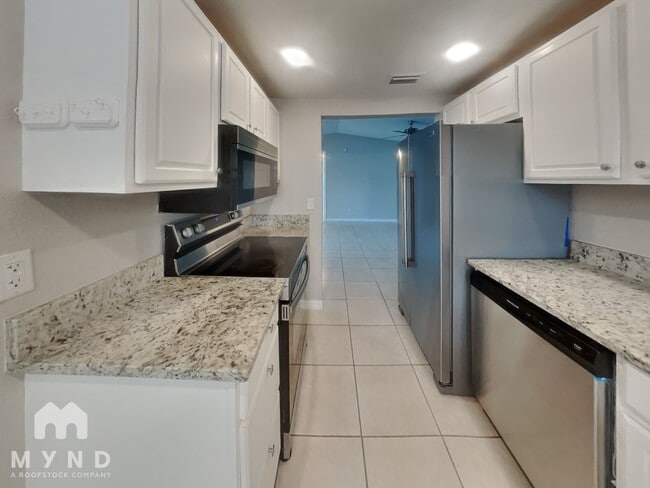 Foto del edificio - 8202 Almond Pl