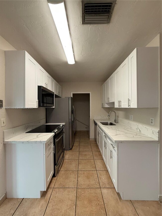 Foto del edificio - 641 N 70th Ave