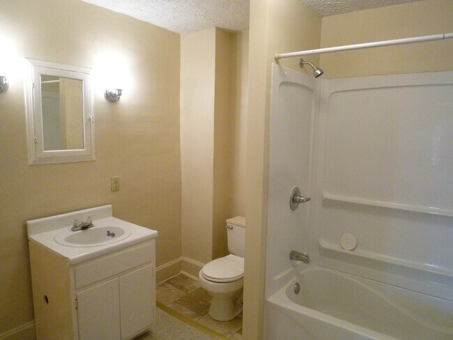 Building Photo - 2 Bedroom-Upper Apartment with Utilities Paid