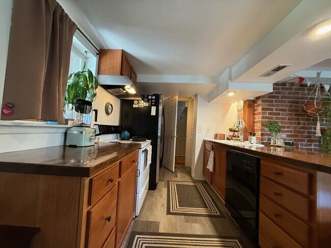 Foto del edificio - 1511 Lakeway Dr
