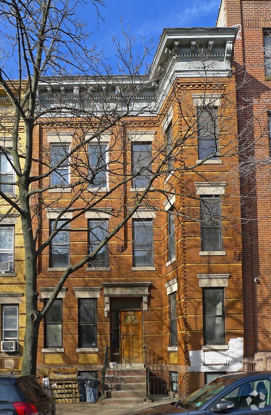 Primary Photo - 17-21 Woodbine St