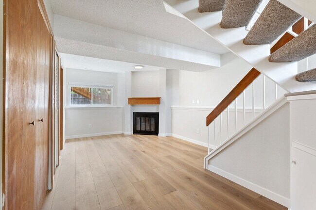 Building Photo - 4335 Conquista Dr