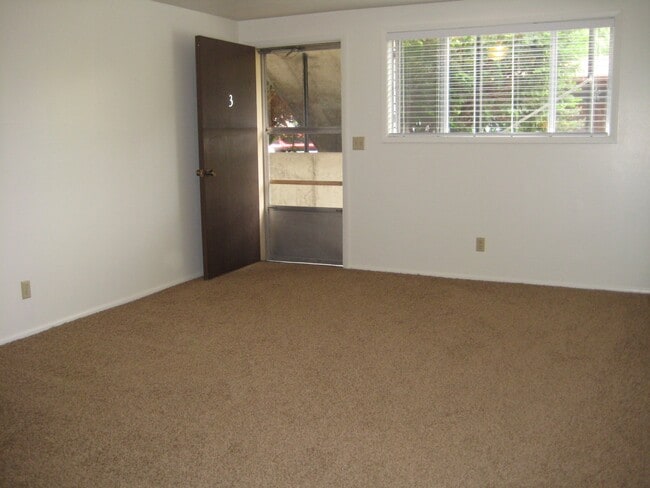 Building Photo - 370 W 200 N