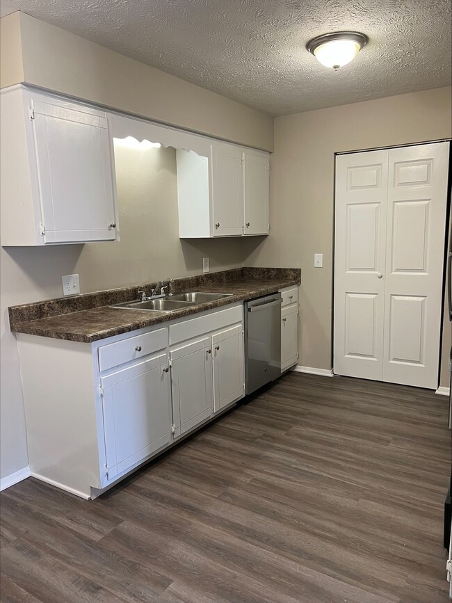 Haynes Manor Apartments Apartments at 415 W Northfield Blvd