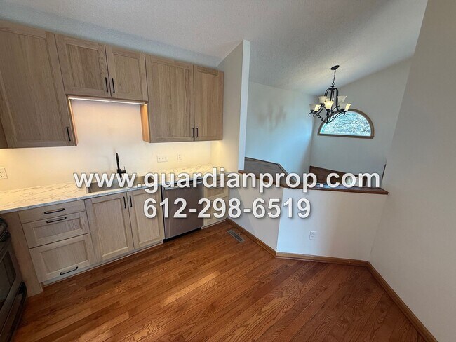 Foto del edificio - Shoreview House Available Now, Updated Kitchen & Baths, Open Floor Plan, Family Room, Mounds View...