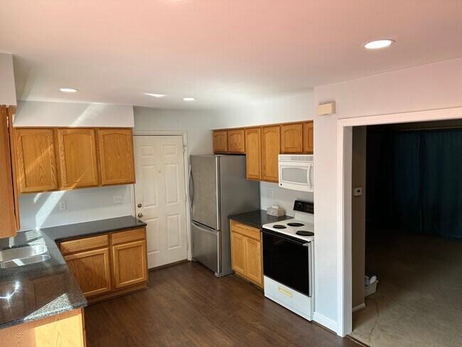 Building Photo - 3461 Thomas Ave