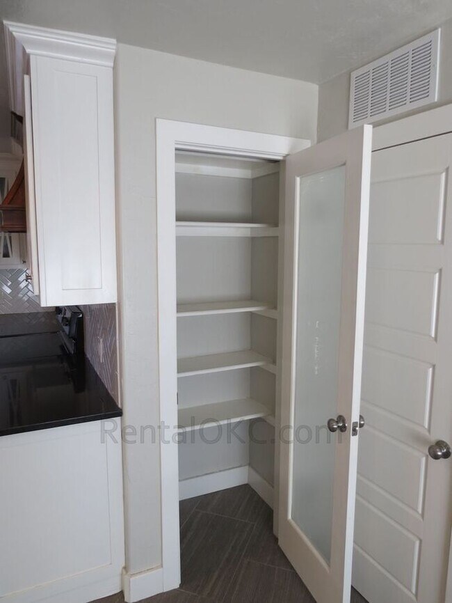 Building Photo - FANTASTIC - Corner Property, Open Plan, Gorgeous Kitchen - 3/2.5