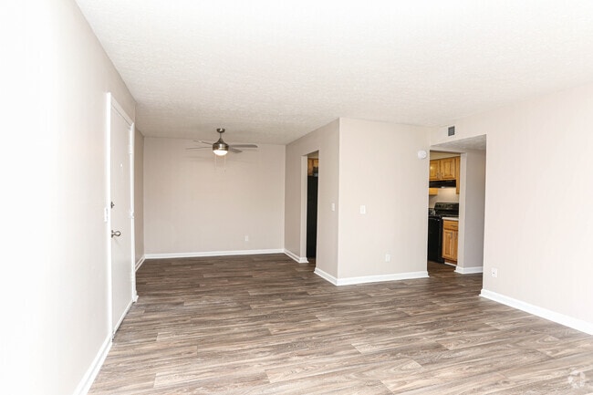 2BR, 2BA - 1,000 SF - Living Room - Newberry Parc