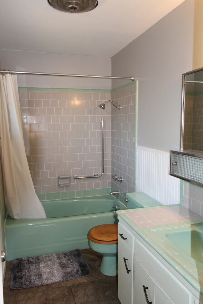 Building Photo - 453 Grandview Dr