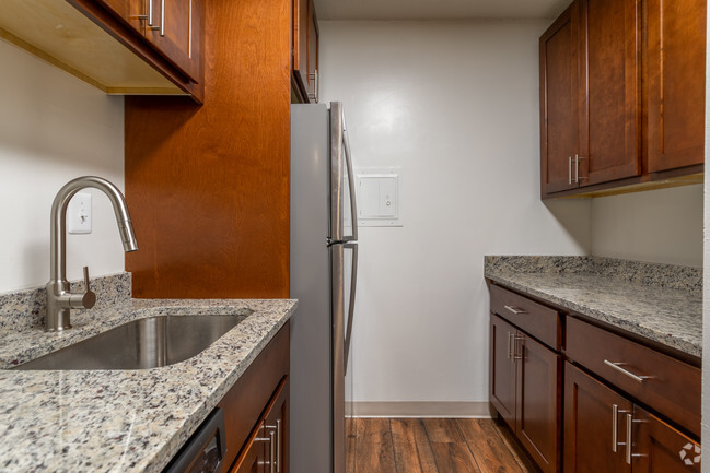 1 BR, 1 BA - 820 SF - 2121 Columbia Pike