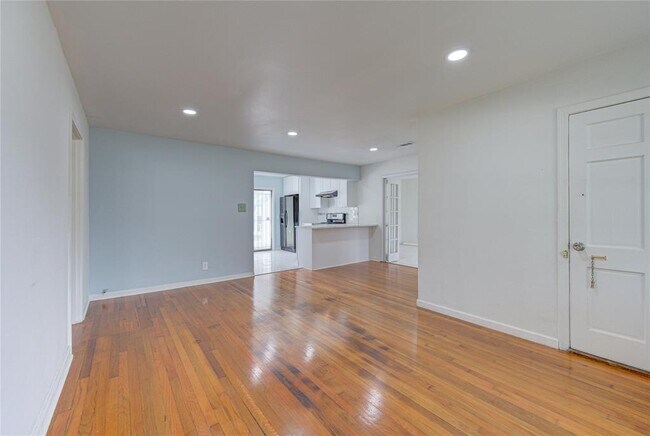 Building Photo - 6919 Schiller St