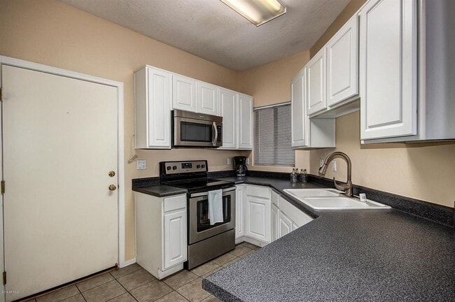Building Photo - 2027 E University Dr