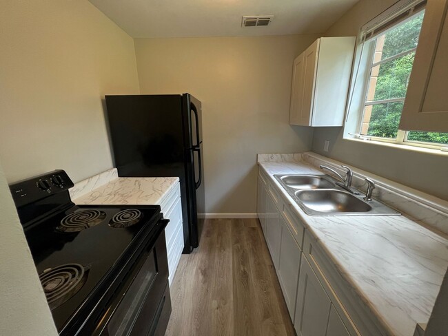 Building Photo - Recently Updated 3/1 889sq ft home. with u...