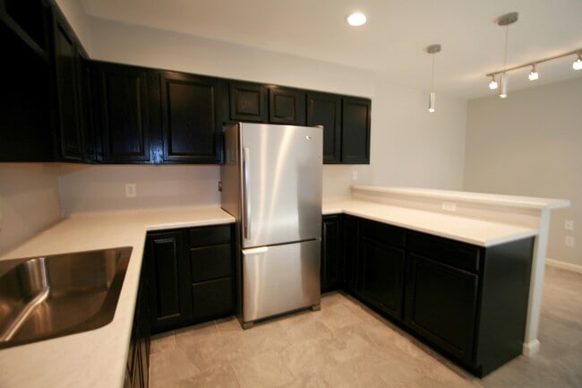 Building Photo - Newly remodeled 1 bed, 1 bath condominium available!