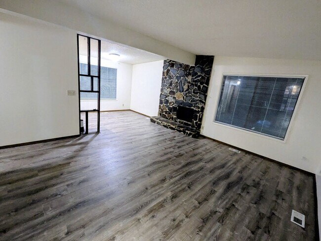 Foto del edificio - 4 BD/2BA Single Family Home in Dredge Lake...