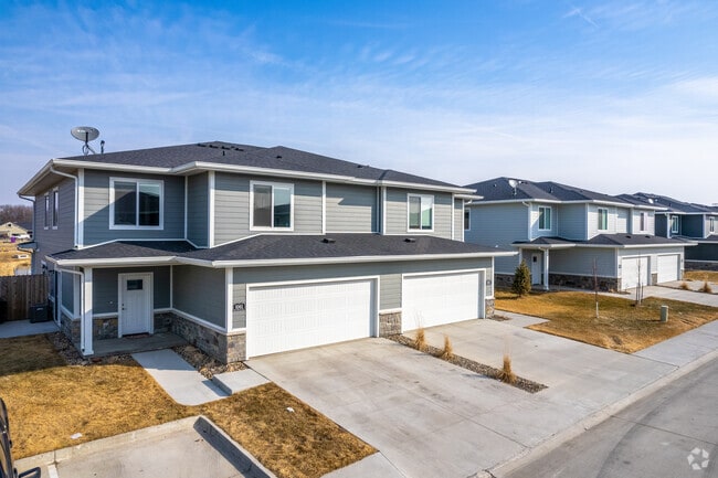 Townhomes - 3br Building - Stratford Crossing Flats Townhomes