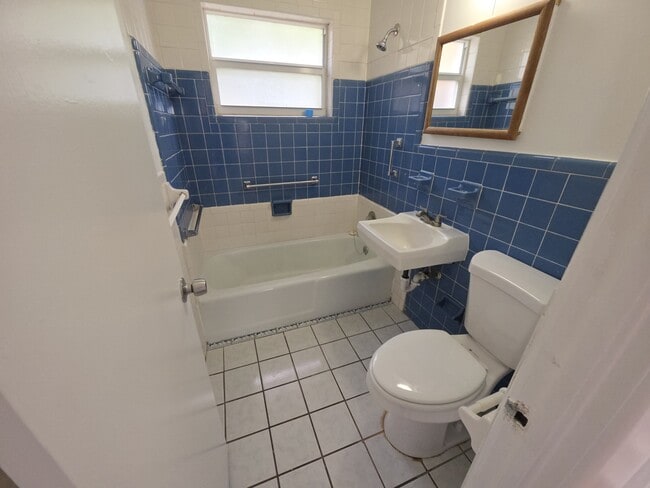 Building Photo - 1044 W Highland Dr