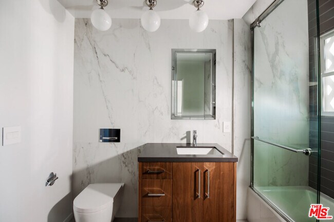 Foto del edificio - 1302 N Sweetzer Ave