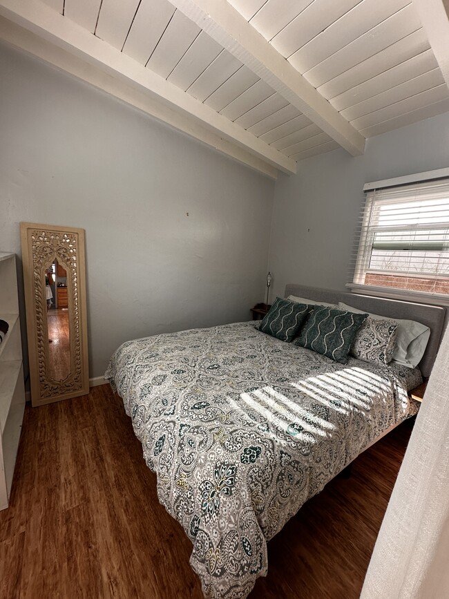 Bedroom with queen bed - 1154 Magnolia Ave