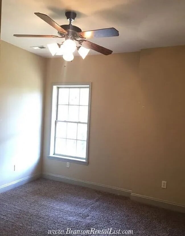 Building Photo - Fresh New Look - 4BR 21/2 Bath