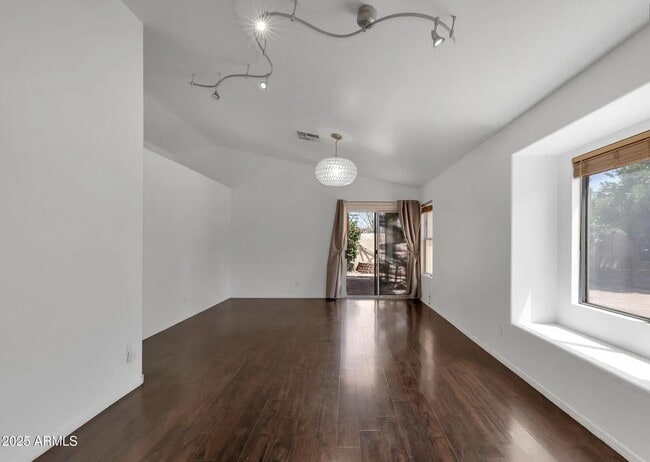 Foto del edificio - 8824 E Mescal St