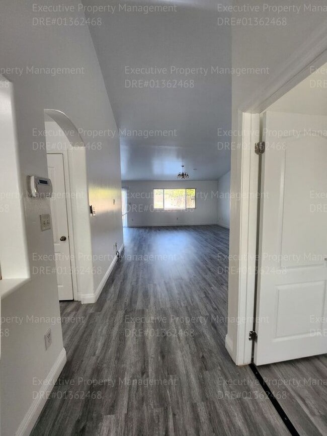 Foto del edificio - 4 bedroom/ 2 bathroom located in the South...