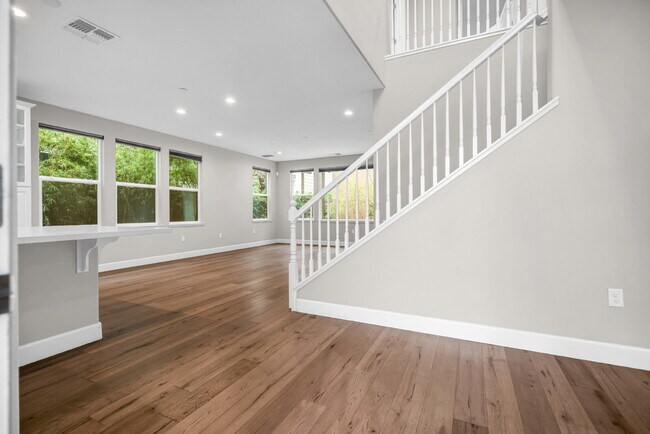 Foto del edificio - Available now | 3 bedroom + office | 3 full bath | Solar