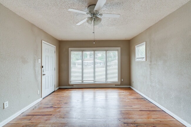Building Photo - Wonderful updated home! 3/1!