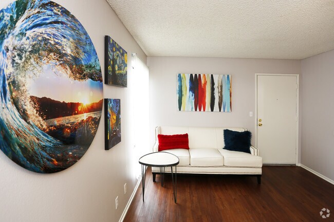 1HAB, 1BA - 578 ft² - Lake Balboa Townhomes