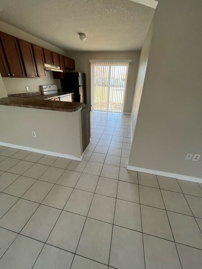 Building Photo - 3 Bedroom, 1 bathroom Duplex Winter Haven!