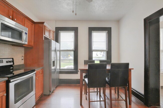 Building Photo - 8 Bedroom , 4 Bath Newly Renovated Townhou...