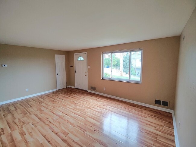 Building Photo - *Recently Updated 3BD/2BA Single Family Ho...