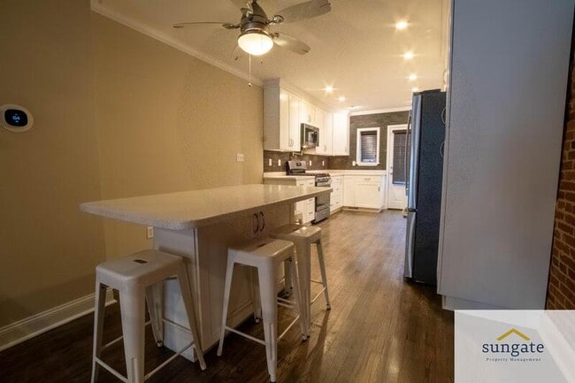 Building Photo - 509 S Curley St