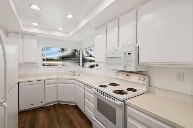 Building Photo - 3 Bedroom - 2 Bath Condo in Central Irvine