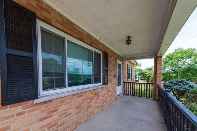 Foto del edificio - WESTWOOD-4 BEDROOM 2 BATH WITH OPEN FLOOR ...