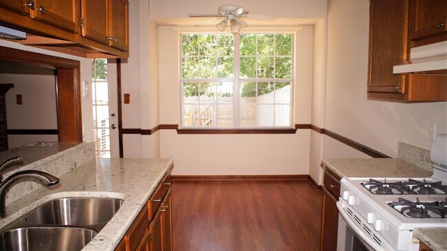 Building Photo - 522 S Lake Cir