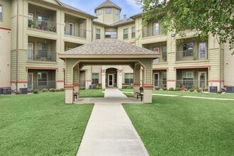 Building Photo - 200 W Yoakum Ave