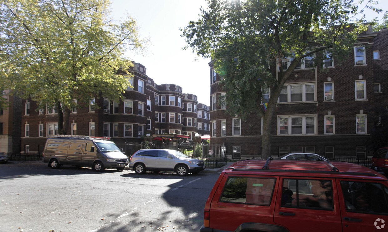 825 W Cornelia Apartments in Chicago, IL