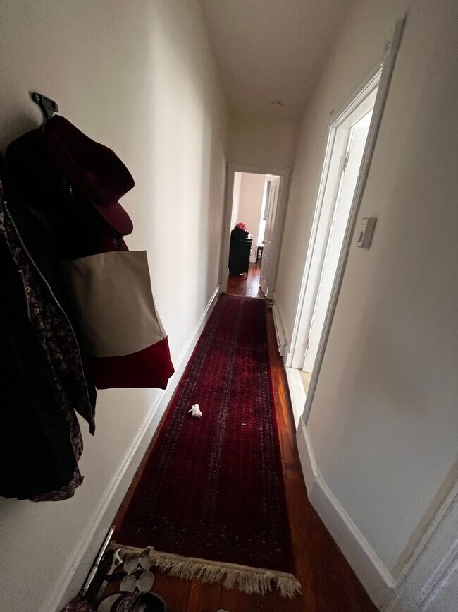 Building Photo - Spacious one bedroom unit in a great locat...