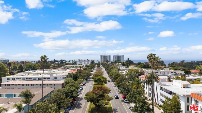 Foto del edificio - 605 San Vicente Blvd