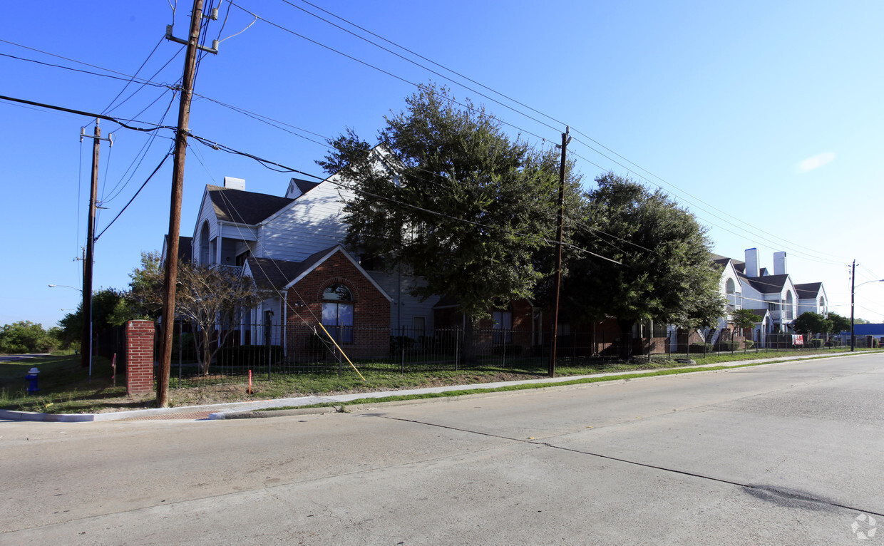 Building Photo - Camden Court Condominiums