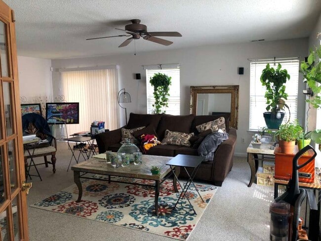 Building Photo - VERY NICE END UNIT TOWNHOME