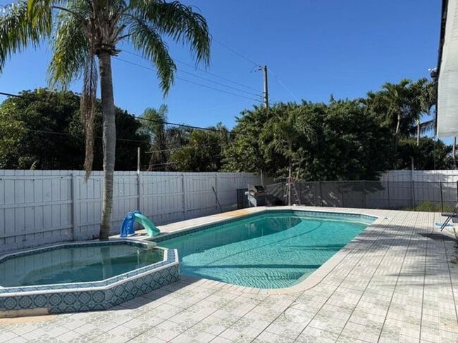 Building Photo - 1014 W Drew St