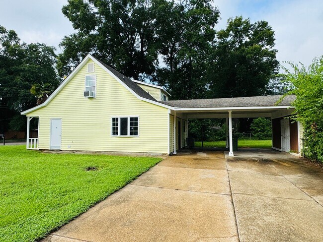 Building Photo - Discover your dream 4-Bedroom home today!