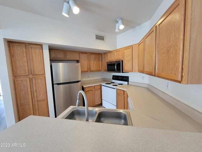 Building Photo - 280 S Elizabeth Way